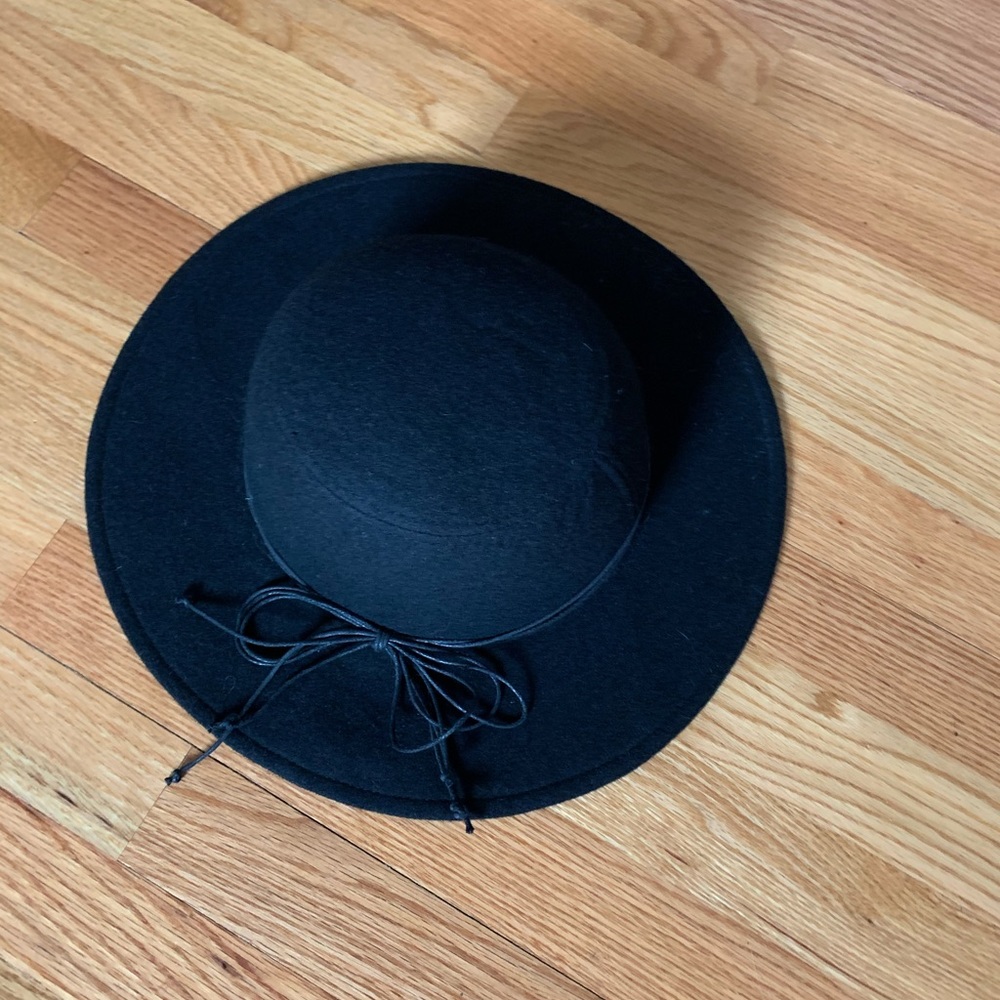 Black floppy hat